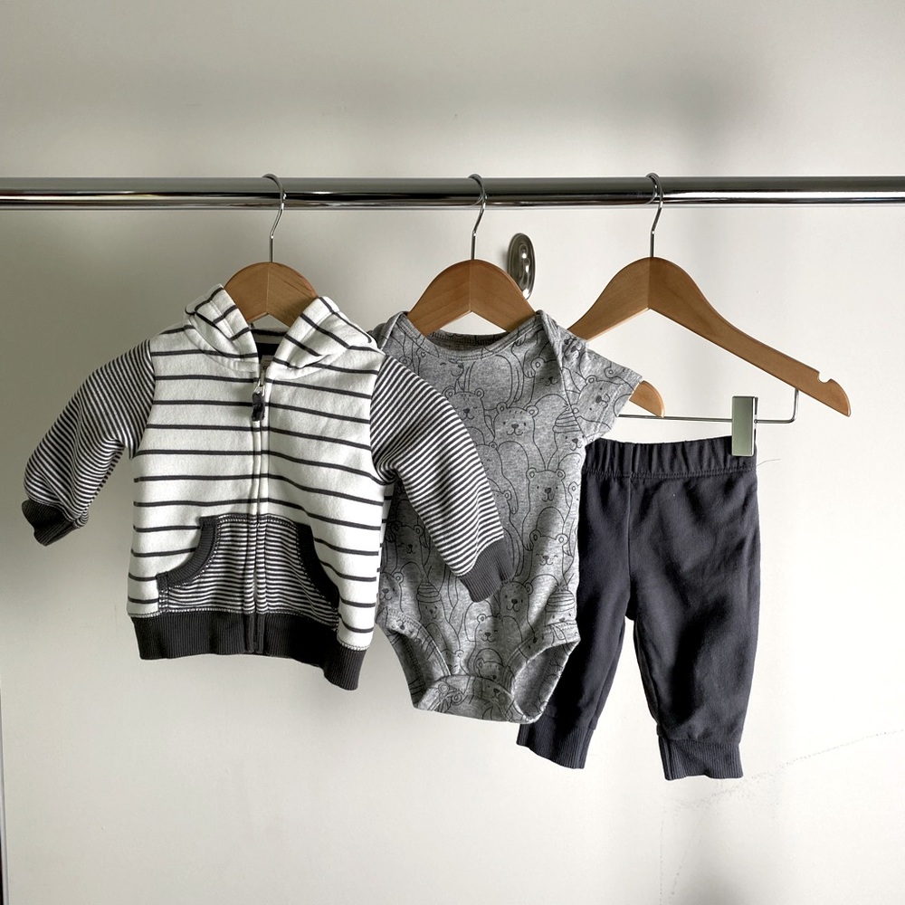 Baby boy Carter’s outfit, size 3M, with bodysuit, hoodie and pants. Like new!